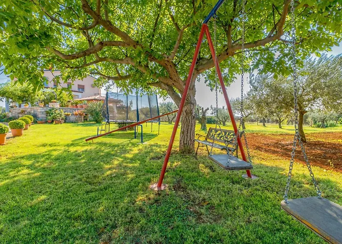 6 Bedroom Cozy In Σπίτι διακοπών Galižana