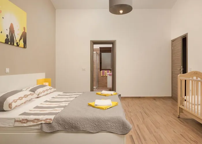 6 Bedroom Cozy In Galižana