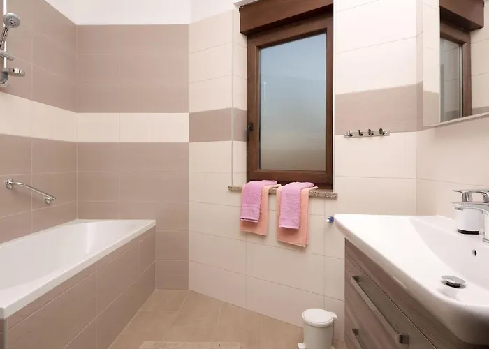 6 Bedroom Cozy In Hébergement de vacances