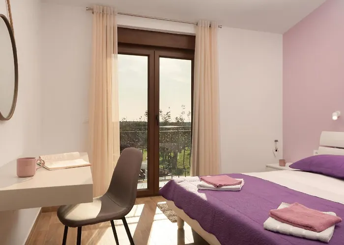 6 Bedroom Cozy In Hébergement de vacances Galižana